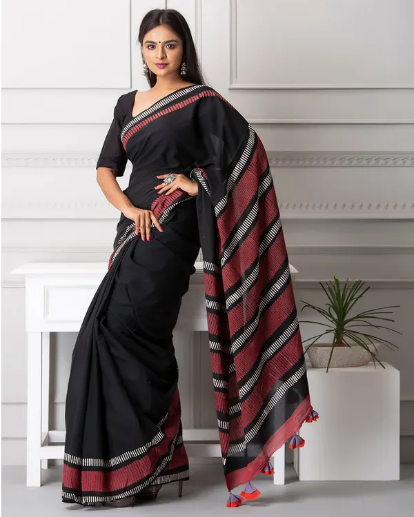 Red_Cotton_Linear_Hblock_Print_Mulmul_Saree_For_Women